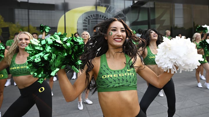 Sep 7, 2024; Eugene, Oregon, USA; Oregon Ducks cheerleaders welcome the football team before a game against the Boise State Broncos at Autzen Stadium. Mandatory Credit: Troy Wayrynen-Imagn Images Sep 7, 2024; Eugene, Oregon, USA; Oregon Ducks cheerleaders welcome the football team before a game against the Boise State Broncos at Autzen Stadium. Mandatory Credit: Troy Wayrynen-Imagn Images