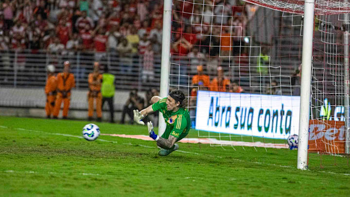Cássio pega pênalti e é decisivo na classificação do Cruzeiro