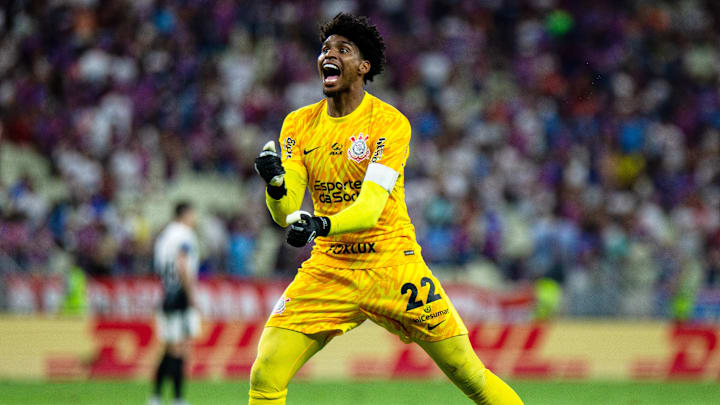 Hugo Souza é destaque do Corinthians