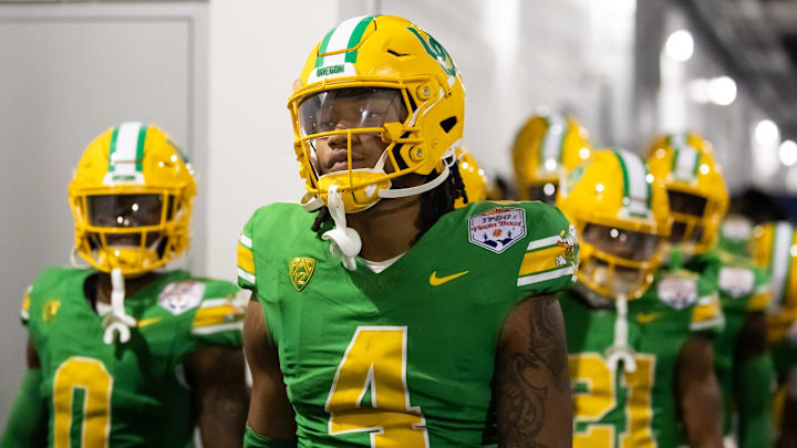 Jan 1, 2024; Glendale, AZ, USA; Oregon Ducks linebacker Jestin Jacobs (4) against the Liberty Flames during the 2024 Fiesta Bowl at State Farm Stadium. Mandatory Credit: Mark J. Rebilas-Imagn Images Jan 1, 2024; Glendale, AZ, USA; Oregon Ducks linebacker Jestin Jacobs (4) against the Liberty Flames during the 2024 Fiesta Bowl at State Farm Stadium. Mandatory Credit: Mark J. Rebilas-Imagn Images