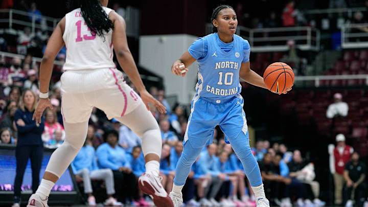 Reniya Kelly looks for a pass v Stanford