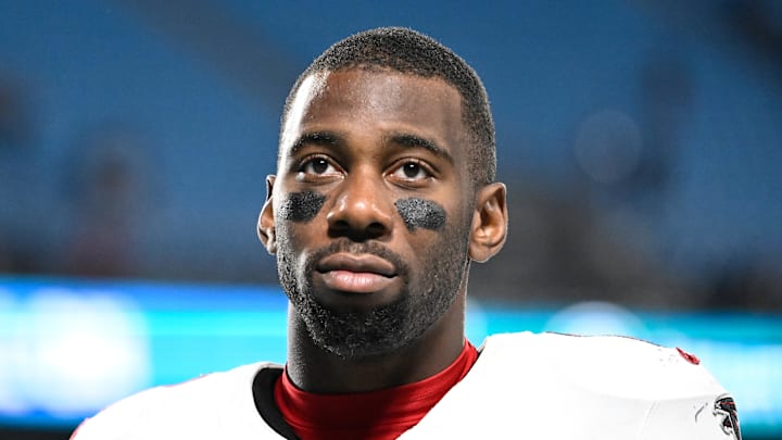 Oct 13, 2024; Charlotte, North Carolina, USA; Atlanta Falcons tight end Kyle Pitts (8) walks off the field after the game at Bank of America Stadium. Mandatory Credit: Bob Donnan-Imagn Images Oct 13, 2024; Charlotte, North Carolina, USA; Atlanta Falcons tight end Kyle Pitts (8) walks off the field after the game at Bank of America Stadium. Mandatory Credit: Bob Donnan-Imagn Images