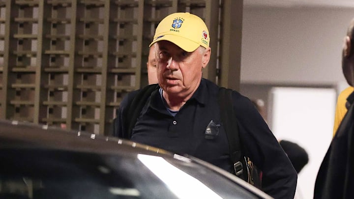 Ancelotti aterrissou no Rio de Janeiro na noite do domingo (25)