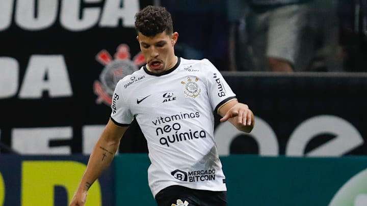 Lateral português foi titular do Corinthians no dérbi