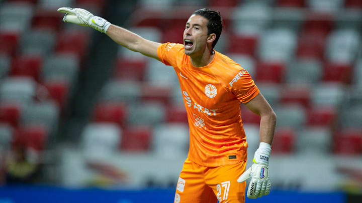 Óscar Jiménez está dispuesto a salir del América si Guillermo Ochoa renueva su contrato, aparte ya tendría una oferta formal de Xolos.