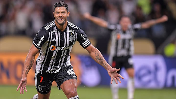 Camisa 7 balançou a rede em dose dupla e resolveu contra o Furacão