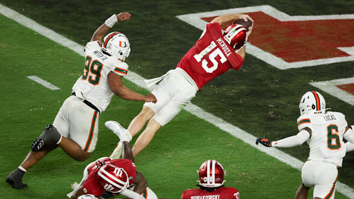 Indiana Hoosiers quarterback Fernando Mendoza (15)