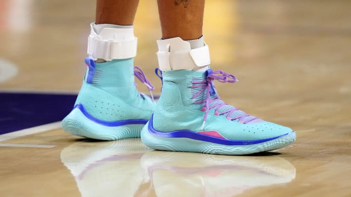 Stephen Curry wears the Curry 4 FloTro "I am Extraordinary". Stephen Curry wears the Curry 4 FloTro "I am Extraordinary".