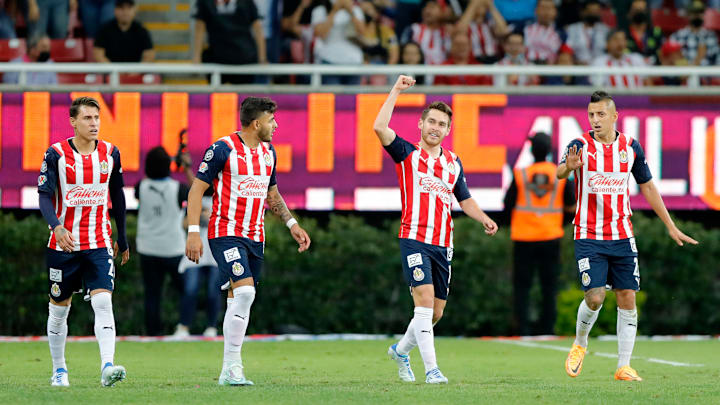 Jugadores de Chivas celebran un gol.