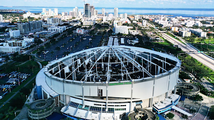 El techo del Tropicana Field quedó destrozado después del huracán Milton 