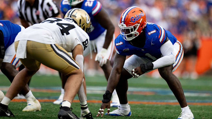 Florida Gators defensive end Princely Umanmielen (1) lines up against Vanderbilt Commodores tight