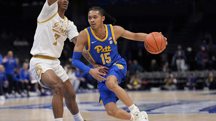 Mar 11, 2025; Charlotte, NC, USA; Pittsburgh Panthers guard Jaland Lowe (15) drives to the basket against Notre Dame Fighting Irish forward Tae Davis (7) during the first half at Spectrum Center. Mandatory Credit: Jim Dedmon-Imagn Images Mar 11, 2025; Charlotte, NC, USA; Pittsburgh Panthers guard Jaland Lowe (15) drives to the basket against Notre Dame Fighting Irish forward Tae Davis (7) during the first half at Spectrum Center. Mandatory Credit: Jim Dedmon-Imagn Images