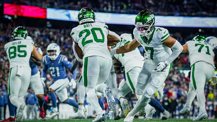 Nov 13, 2025; Foxborough, Massachusetts, USA; New York Jets quarterback Justin Fields (7) hands off the ball to running back Breece Hall (20) against the New England Patriots in the second quarter at Gillette Stadium. Mandatory Credit: David Butler II-Imagn Images