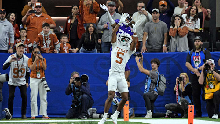 Jan 1, 2024; New Orleans, LA, USA; Washington Huskies cornerback Elijah Jackson (25) knocks the ball Jan 1, 2024; New Orleans, LA, USA; Washington Huskies cornerback Elijah Jackson (25) knocks the ball