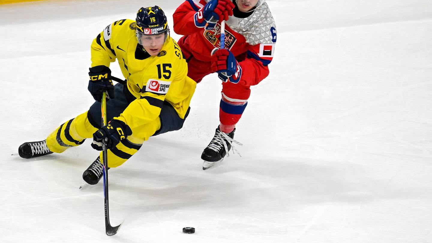 Why the Blackhawks are hoping for Ivar Stenberg to fall