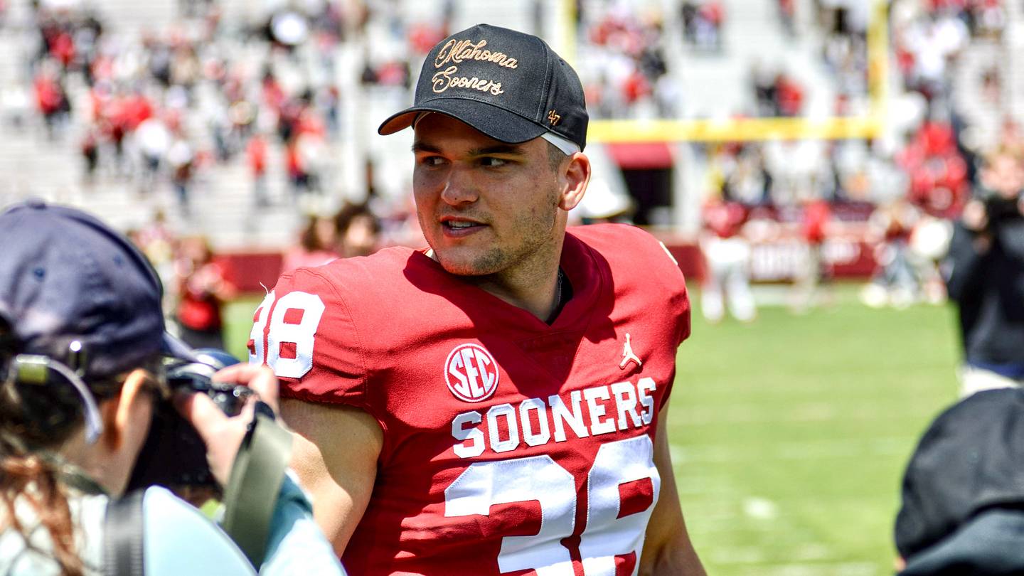 How Oklahoma LB Owen Heinecke's Unusual Offseason Helped him Improve his Game