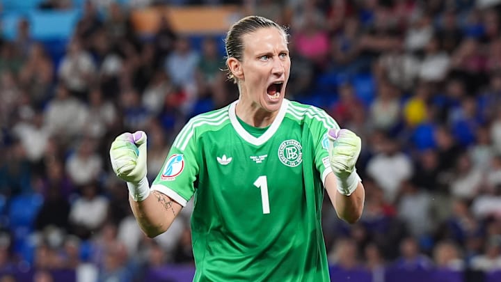 Ann-Katrin Berger erhielt die Auszeichnung als beste Spielerin des Spiels Ann-Katrin Berger erhielt die Auszeichnung als beste Spielerin des Spiels