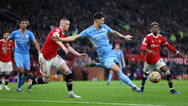 Abusando das falhas defensivas, United foi completamente dominado pelo City em pleno Old Trafford 