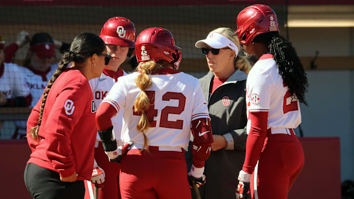 Oklahoma coach Patty Gasso talks with her team during a Kentucky circle visit.