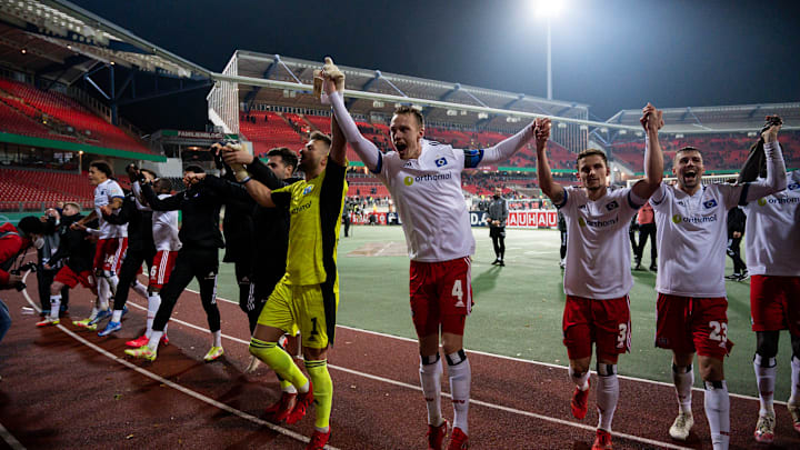 Pure Erleichterung bei den HSV-Profis nach einem dramatischen Pokalfight beim Club