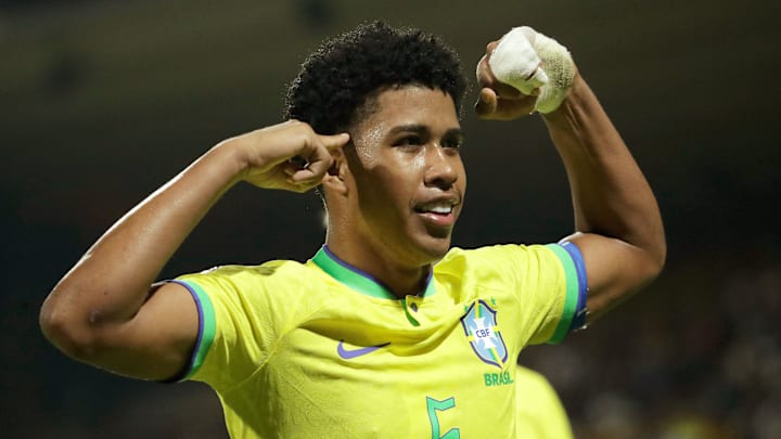 Andrey Santos é muito bem avaliado no Vasco.