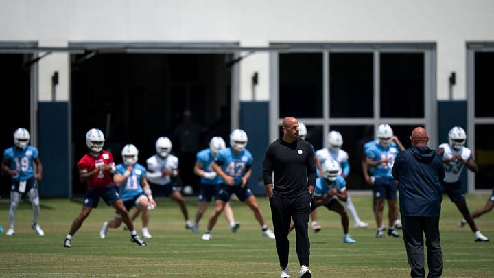 Tennessee Titans coach Robert Saleh, center, and Tennessee Titans offensive coordinator Brian Daboll meet to talk during stretching at the Titans Rookie Camp Day 2 at Vanderbilt Health Football Center in Nashville, Tenn., Saturday, May 2, 2026. Tennessee Titans coach Robert Saleh, center, and Tennessee Titans offensive coordinator Brian Daboll meet to talk during stretching at the Titans Rookie Camp Day 2 at Vanderbilt Health Football Center in Nashville, Tenn., Saturday, May 2, 2026.