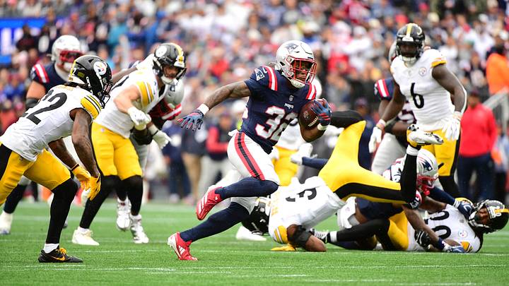 Sep 20, 2026; Foxborough, Massachusetts, USA; New England Patriots running back TreVeyon Henderson (32) scores a touchdown during the first quarter against the Pittsburgh Steelers at Gillette Stadium. Mandatory Credit: Bob DeChiara-Imagn Images Sep 20, 2026; Foxborough, Massachusetts, USA; New England Patriots running back TreVeyon Henderson (32) scores a touchdown during the first quarter against the Pittsburgh Steelers at Gillette Stadium. Mandatory Credit: Bob DeChiara-Imagn Images