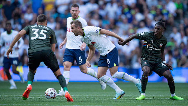 Tottenham e Southampton lutam em zonas diferentes do Campeonato Inglês. 