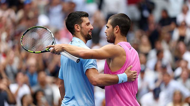 La nueva mecánica en el saque de Carlos Alcaraz resulta muy parecida a la del estelar serbio Novak Djokovic. La nueva mecánica en el saque de Carlos Alcaraz resulta muy parecida a la del estelar serbio Novak Djokovic.