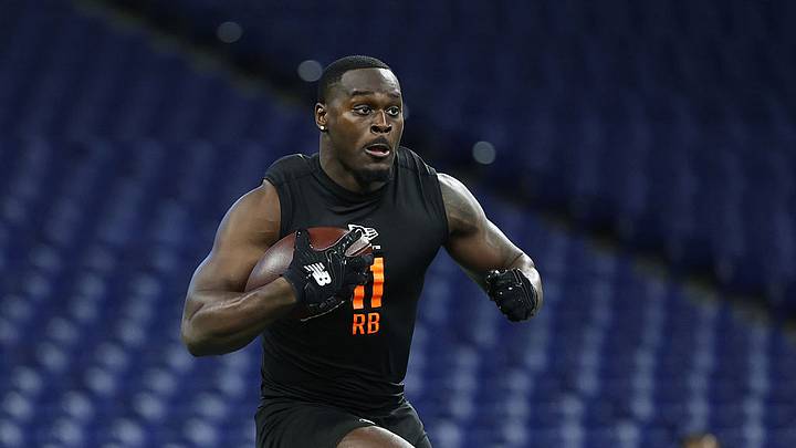 Se proyecta que Jeremiyah Love, corredor de Notre Dame, sea una de las primeras selecciones del draft de la NFL de este año. Se proyecta que Jeremiyah Love, corredor de Notre Dame, sea una de las primeras selecciones del draft de la NFL de este año.