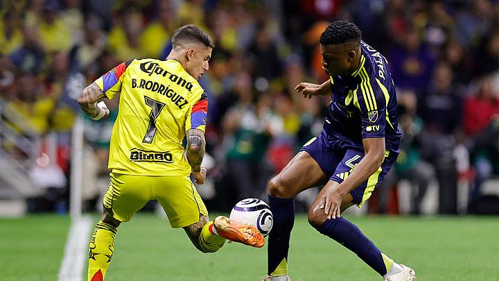 Brian Roddríguez (América) disputa un balón con Jeison Palacios (Nashville) Brian Roddríguez (América) disputa un balón con Jeison Palacios (Nashville)