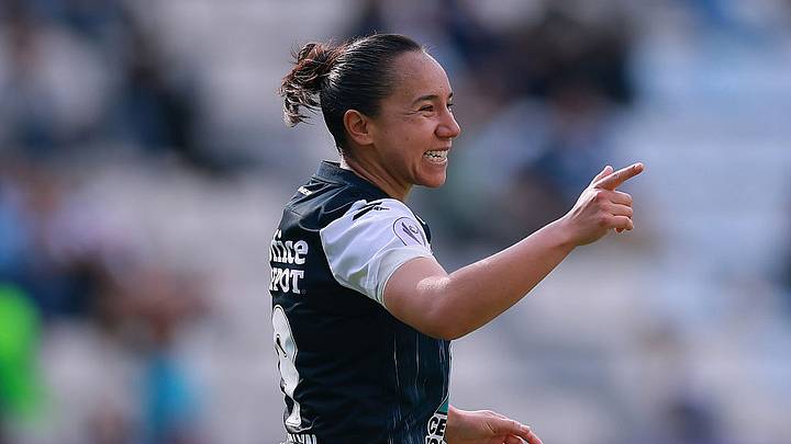 Charlyn Corral, jugadora del Pachuca, reconocida como Mejor delantera del año. Charlyn Corral, jugadora del Pachuca, reconocida como Mejor delantera del año.