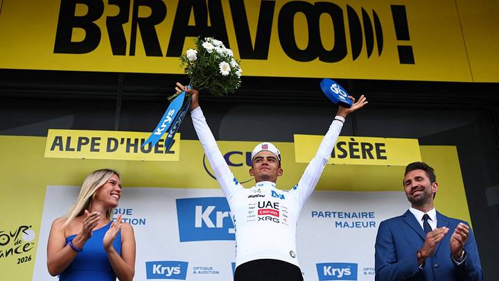 Isaac Del Toro celebra en el podio con el maillot blanco al mejor ciclista joven tras la 20ª etapa de la 113ª edición del Tour de Francia. Isaac Del Toro celebra en el podio con el maillot blanco al mejor ciclista joven tras la 20ª etapa de la 113ª edición del Tour de Francia.