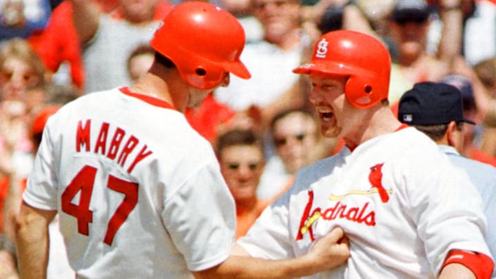 BBN-REDS-CARDINALS-MCGWIRE PUNCH