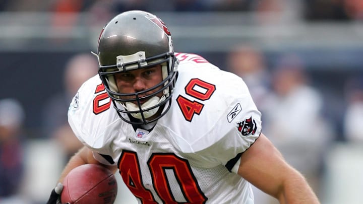 Dec 17, 2006; Chicago, IL, USA; Tampa Bay Buccaneers fullback (40) Mike Alstott breaks away from Chicago Bears cornerback (24) Ricky Manning Jr. to score a rushing touchdown during the 3rd quarter at Soldier Field in Chicago, IL.  The Bears defeated the Buccaneers 34-31.  Mandatory Credit: Jerry Lai-Imagn Images Copyright © 2006 Jerry Lai