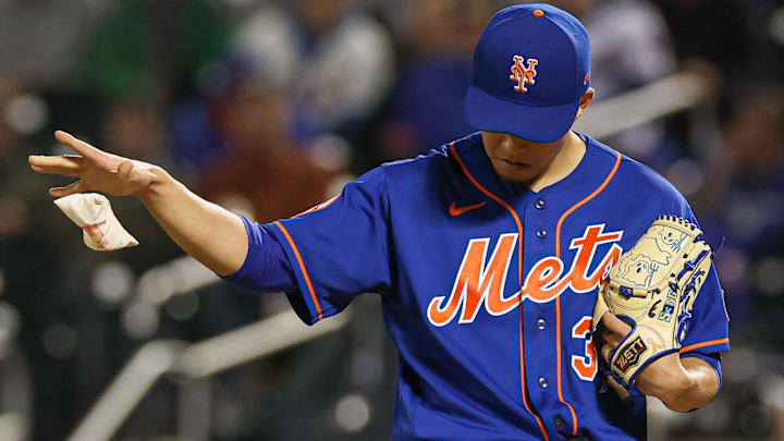 Sep 27, 2023; New York, NY, USA; New York Mets starting pitcher Kodai Senga (34) drops a rosin bag