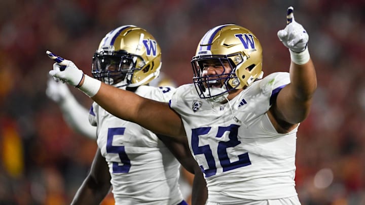 Voi Tunuufi (52) celebrates with Huskies linebacker Edefuan Ulofoshio (5) after a fumble recovery at USC in 2023.