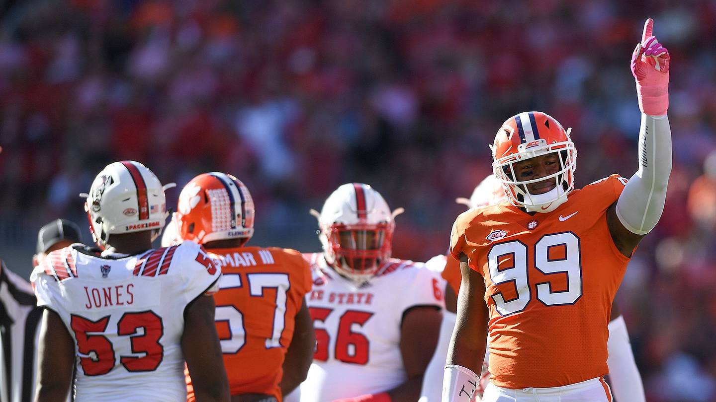 Clelin Ferrell, ex giocatore della Clemson, si prepara a giocare per il Miami Dolphins dopo sette anni e tre squadre
