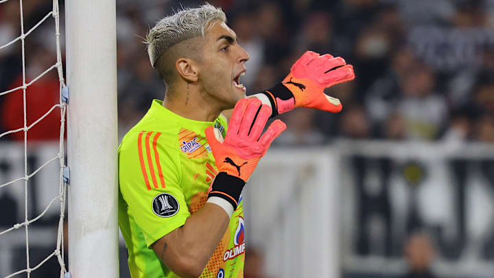 El arquero uruguayo Santiago Mele del Junior buscará ahogar el grito de gol del Once Caldas