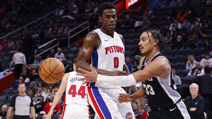 San Antonio Spurs guard Tre Jones (33) passes on Detroit Pistons big man Jalen Duren.
