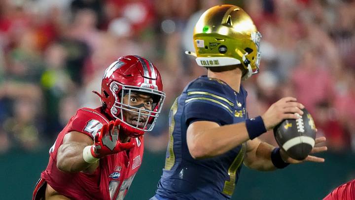 Wisconsin linebacker Sebastian Cheeks (15) rushes Notre Dame quarterback CJ Carr (13) on Sunday, Sept. 6, 2026, at Lambeau Field in Green Bay, Wisconsin. Notre Dame won the game, 41-13.
Tork Mason/Green Bay Press-Gazette