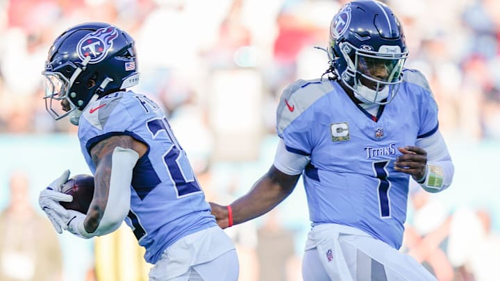 Tennessee Titans quarterback Cam Ward (1) hands off to running back Tony Pollard (20)