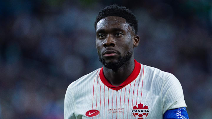 Alphonso Davies se machuca em jogo do Canadá e está fora da temporada 2024/25
