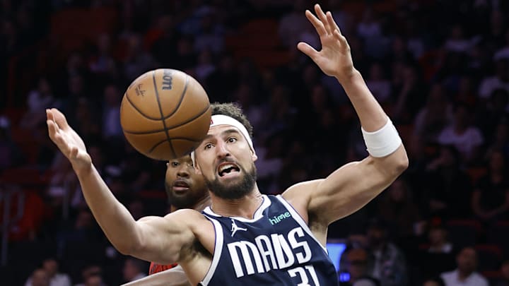 Dallas Mavericks guard Klay Thompson (31) grabs a rebound in front of Miami Heat forward Haywood Highsmith (24) during the second half  at Kaseya Center. Mandatory Credit: Rhona Wise-Imagn Images