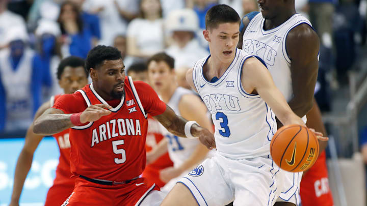 Egor Demin battles against the aggressive defense of Arizona.