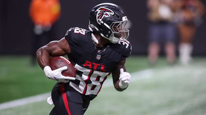 Aug 8, 2025; Atlanta, Georgia, USA; Atlanta Falcons running back Nathan Carter (38) runs the ball against the Detroit Lions in the first quarter at Mercedes-Benz Stadium. Mandatory Credit: Brett Davis-Imagn Images Aug 8, 2025; Atlanta, Georgia, USA; Atlanta Falcons running back Nathan Carter (38) runs the ball against the Detroit Lions in the first quarter at Mercedes-Benz Stadium. Mandatory Credit: Brett Davis-Imagn Images