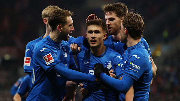 Tom Bischof umringt von seinen Mitspielern