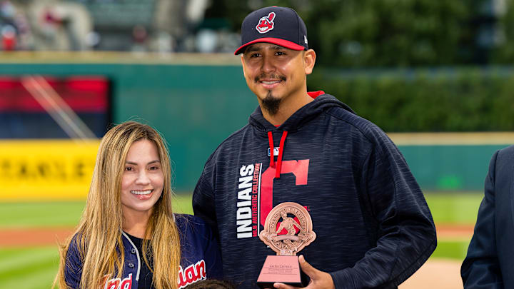 Carlos Carrasco ganó el premio Roberto Clemente cuando jugaba en Cleveland 