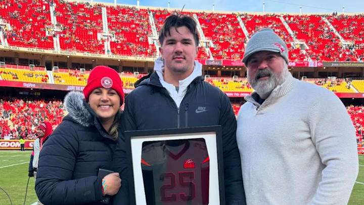 Five-star offensive tackle Jackson Cantwell with his parents