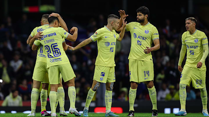 Jugadores del América celebran un gol. Jugadores del América celebran un gol.